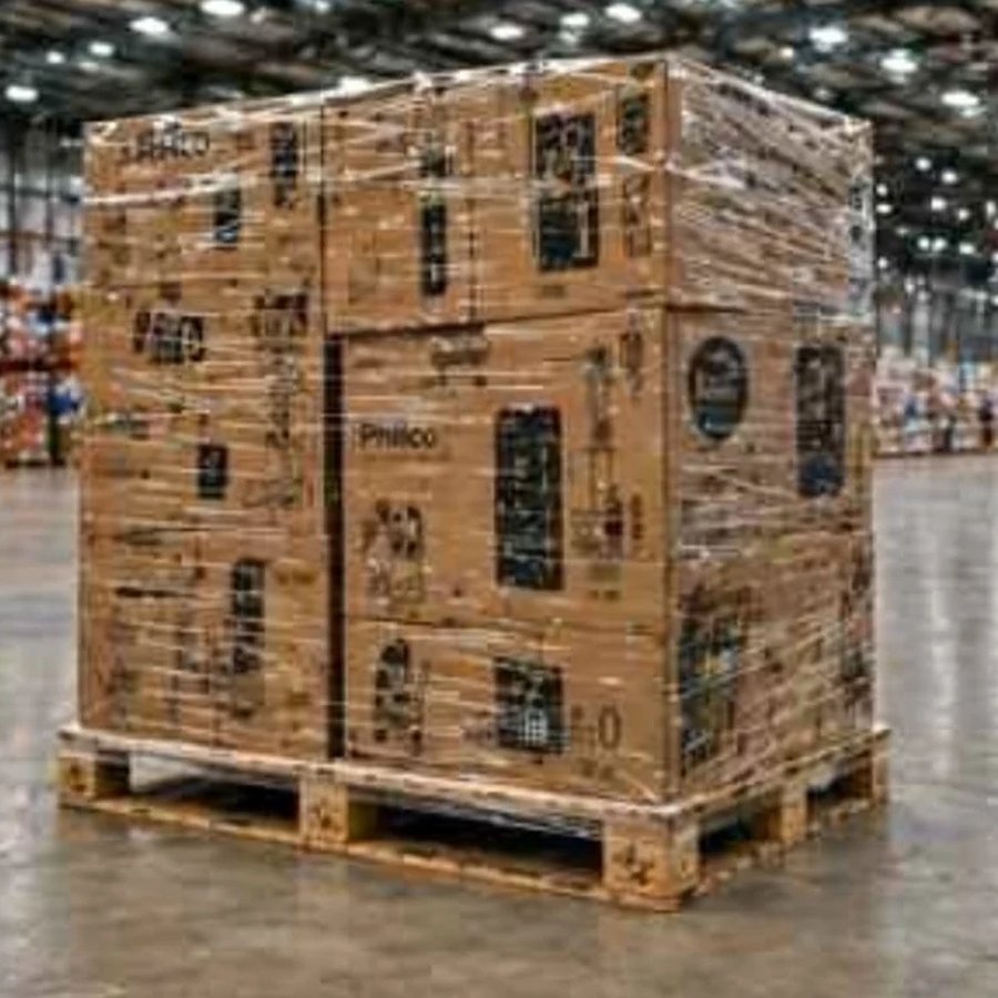 Pallet fechado montado, caixas cintadas e envolvidas em filme stretch