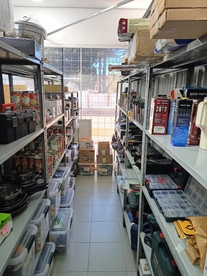 Prateleiras com mercadoria fracionada: utensílios de cozinha, ferramentas, caixas organizadoras e produtos avulsos